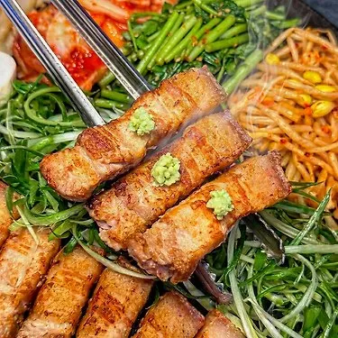 [1,000원쿠폰] 삼겹살500g+목살500g 총1kg 캠핑세트 쟁여템